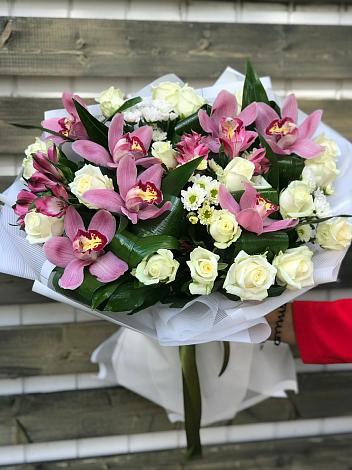Букет цветов из: Розы и Хризантемы в Пригородном