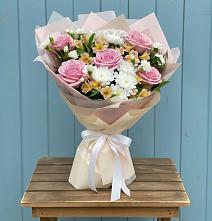 Букет цветов из:  Гвоздики, Орхидеи и Розы в Пригородном