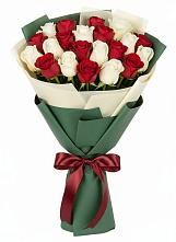 Букет Микс из красных и белых роз в Пригородном