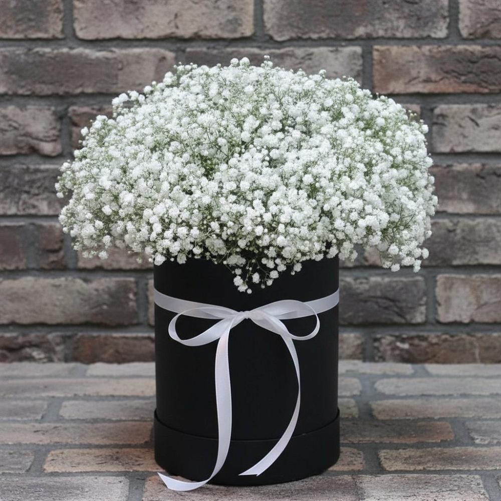 Цветочная композиция из Гипсофила в шляпной коробке в Пригородном