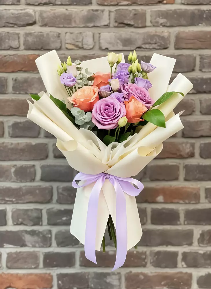 Букет цветов из: Лизиантусы и Розы в Пригородном