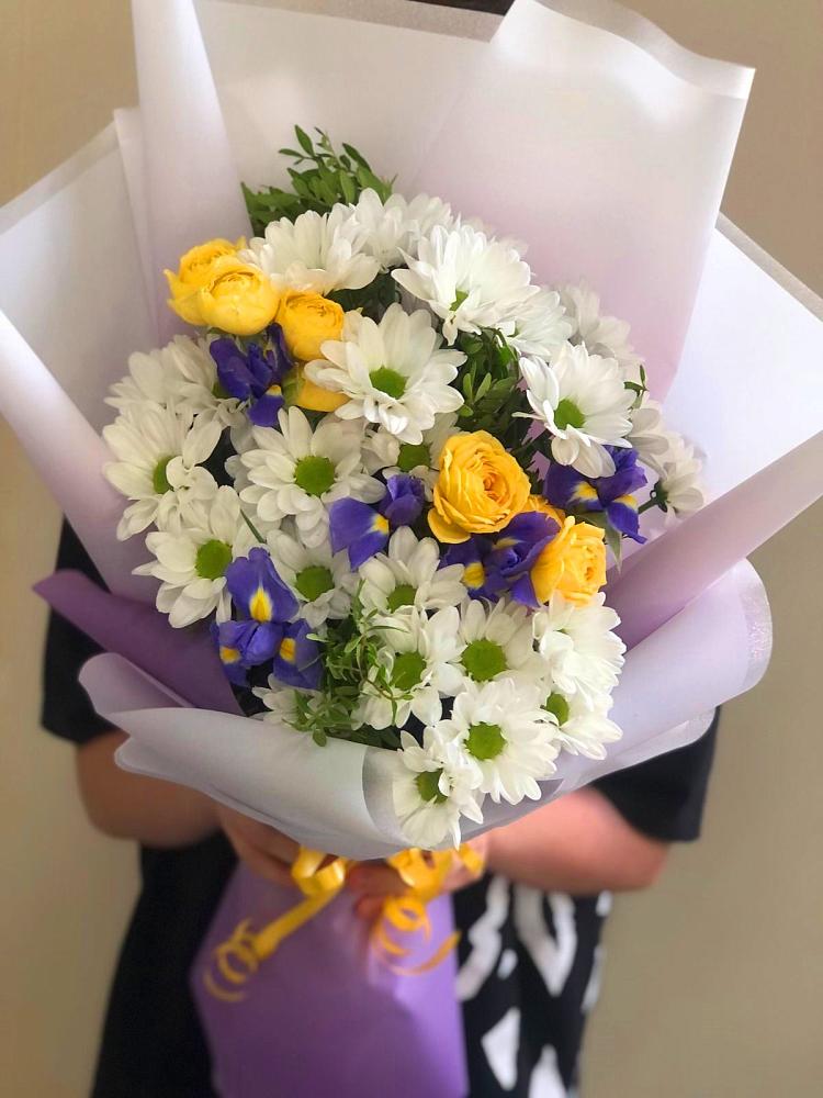 Букет цветов из: Ирисы, Хризантемы и Розы в Пригородном