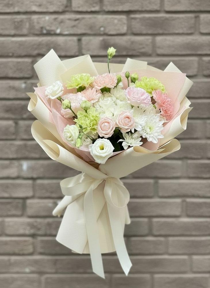 Букет цветов из: Гвоздики, Розы, Лизиантусы и Хризантемы в Пригородном