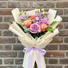 Букет цветов из:  Лизиантусы и Розы в Пригородном