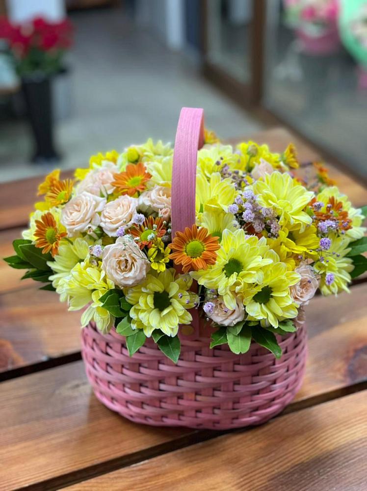 Цветочная композиция из Хризантемы и Розы в корзине в Пригородном