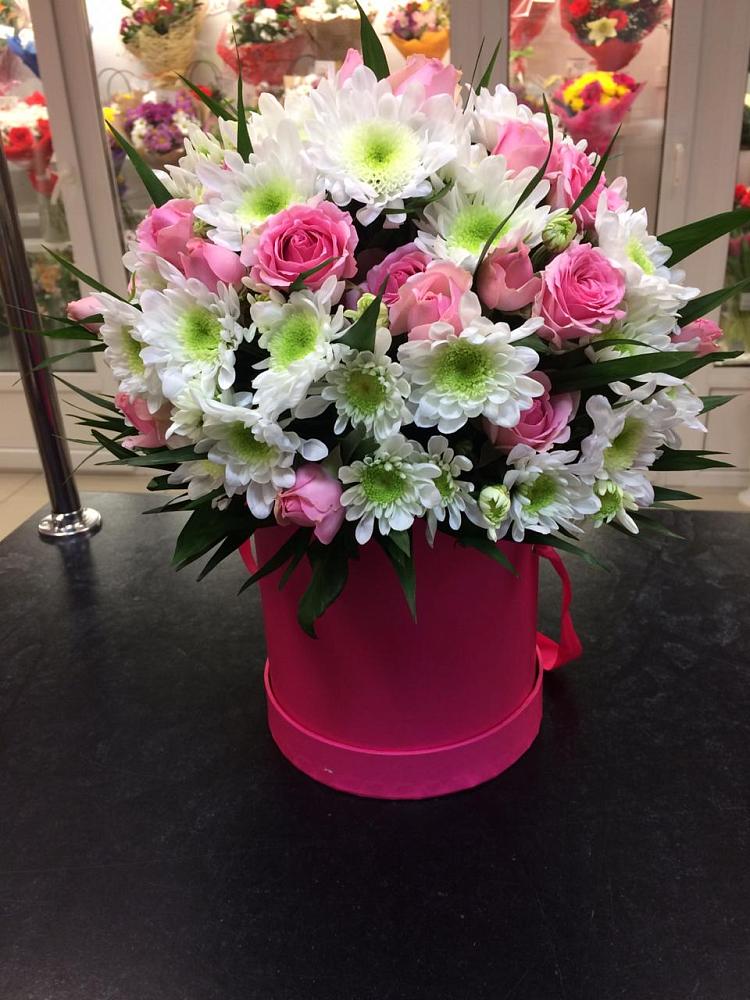 Цветочная композиция из Розы и Хризантемы в шляпной коробке в Пригородном