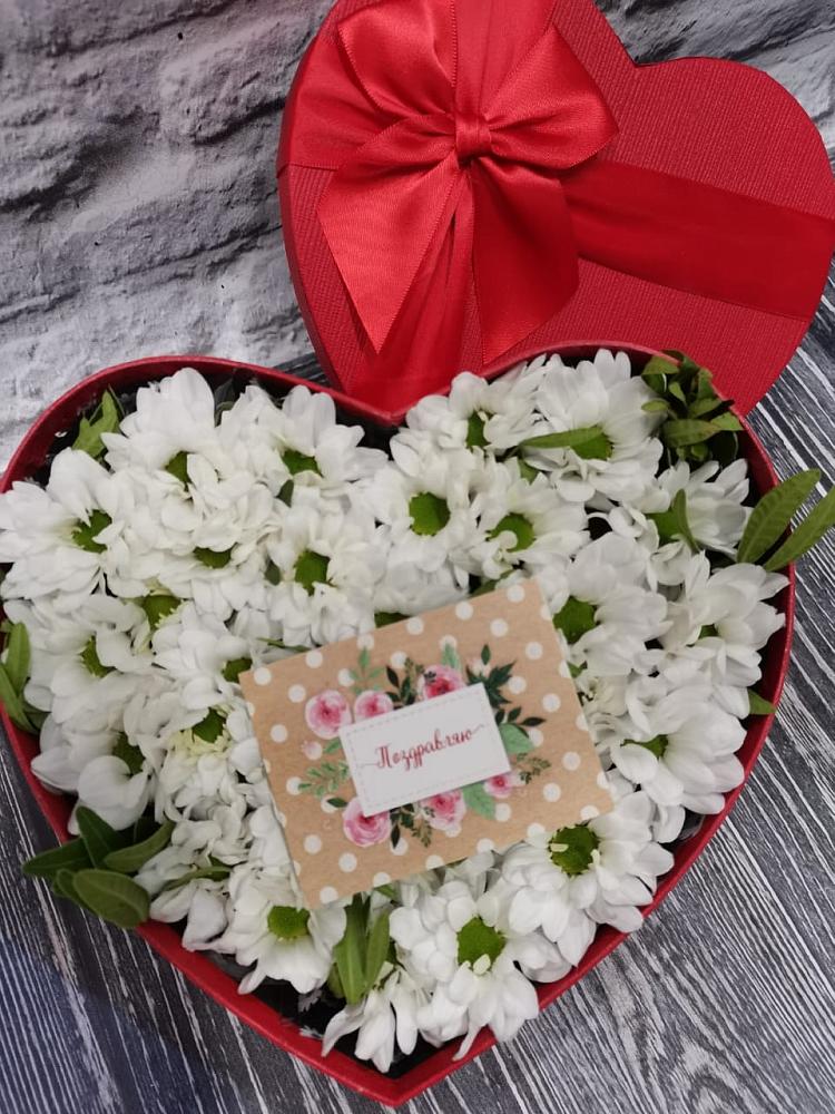 Цветочная композиция из Хризантемы в виде сердца в Пригородном