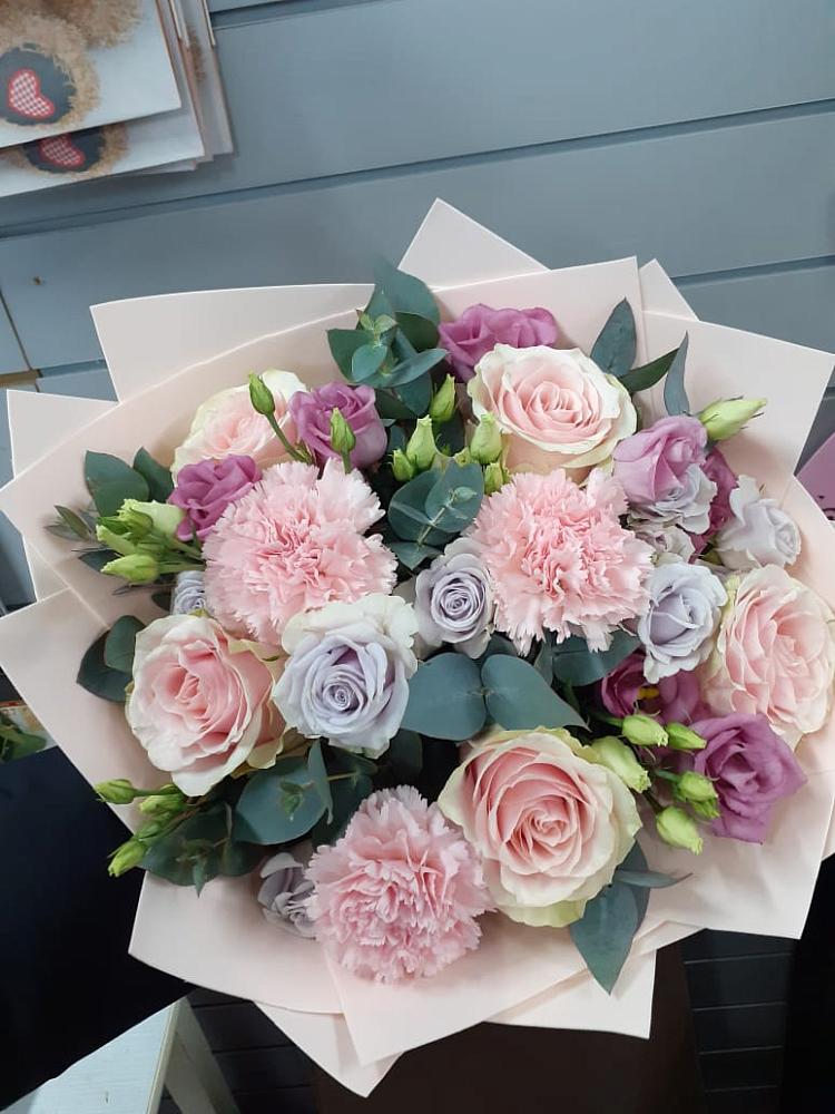 Букет цветов из: Розы, Гвоздики и Лизиантусы в Пригородном