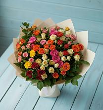 Букет Микс из разноцветных кустовых роз в Пригородном